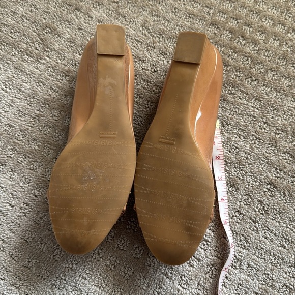 Stuart Weitzman patent leather wedge shoes tan size 7 - Picture 9 of 9